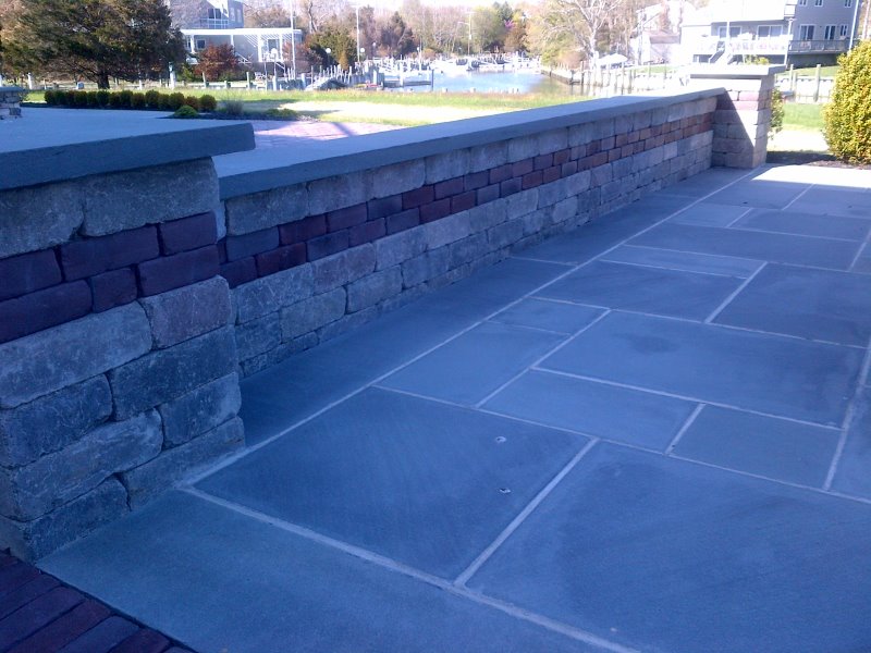 unilock olde english seating wall with paver accents